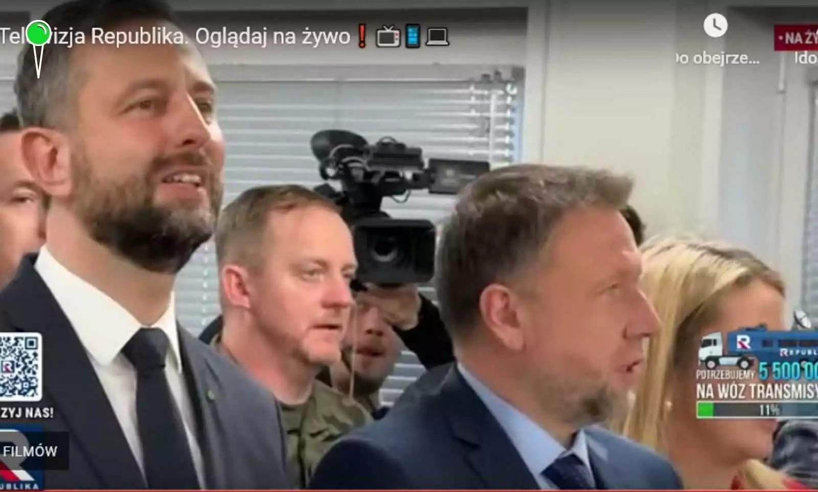 Kosiniak-Kamysz i Kierwiński śpiewają hymn. Dzieci? Za ścianą (FOTO: Republika TV)
