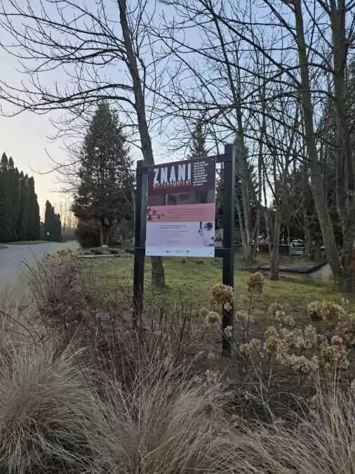 Tablica na Cmentarzu Łostowickim zachęcająca do odwiedzenia Niezapomniani.org - stoi do dzisiaj. (FOTO: czytelnik wbijamszpile.pl)