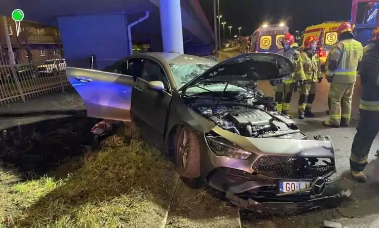 Wypadek na Elbląskiej w Gdańsku. Samochód uderzył w podporę wiaduktu (FOTO: KMPSP Gdańsk)