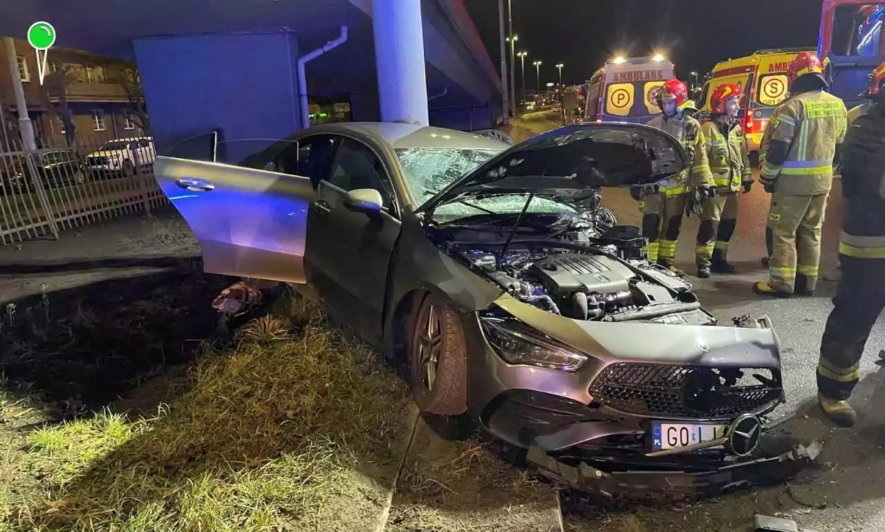 Wypadek na Elbląskiej w Gdańsku. Samochód uderzył w podporę wiaduktu (FOTO: KMPSP Gdańsk)