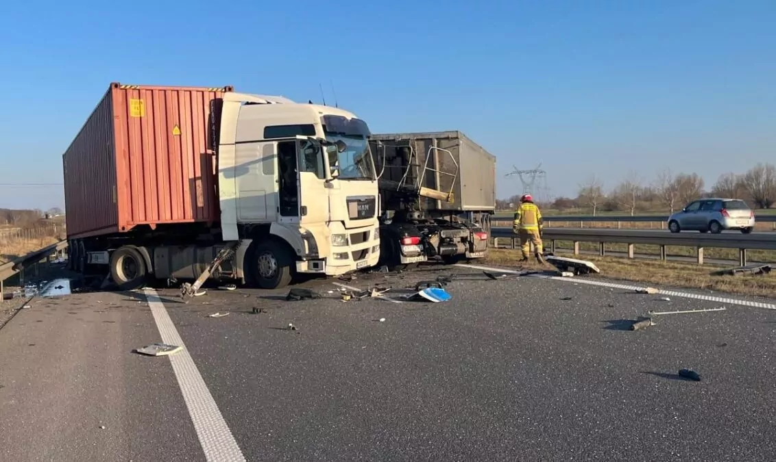 Dwa groźne wypadki na Pomorzu w godzinę (FOTO: PSP w Gdańsku)