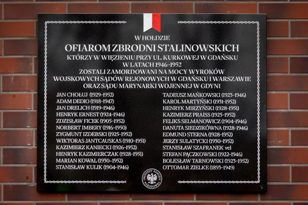 Gdańsk uczcił ofiary komunistycznego terroru – tablica przy ul. Kurkowej (FOTO: Roman Jocher/IPN)