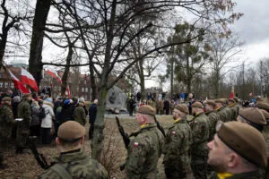 Gdańsk uczcił ofiary komunistycznego terroru – tablica przy ul. Kurkowej (FOTO: Roman Jocher/IPN)