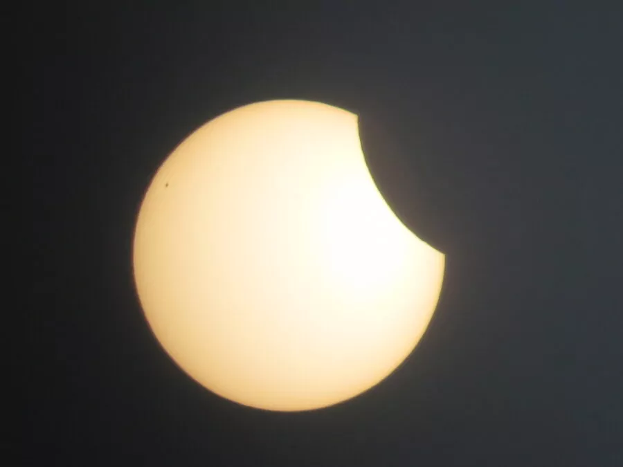 Częściowe zaćmienie słońca - FOTO: @Grzegorz_Red/X