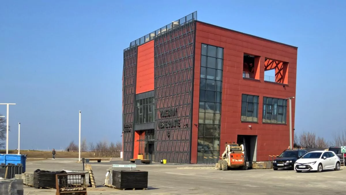 Najbliższe otoczenie budynku pola bitwy Westerplatte (FOTO: wbijamszpile.pl)