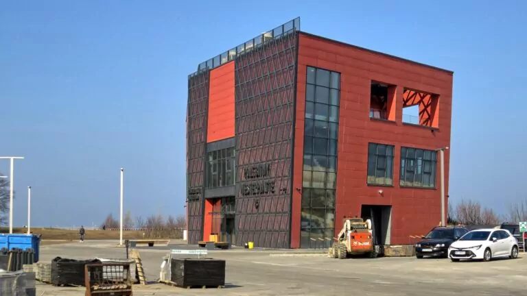 Najbliższe otoczenie budynku pola bitwy Westerplatte (FOTO: wbijamszpile.pl)