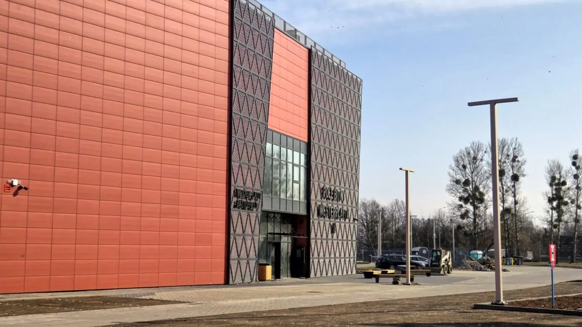 Najbliższe otoczenie budynku (FOTO: wbijamszpile.pl)