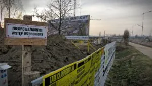 Budowa centrum handlowego w Pruszczu Gdańskim wychodzi z ziemi (FOTO: canva.com)