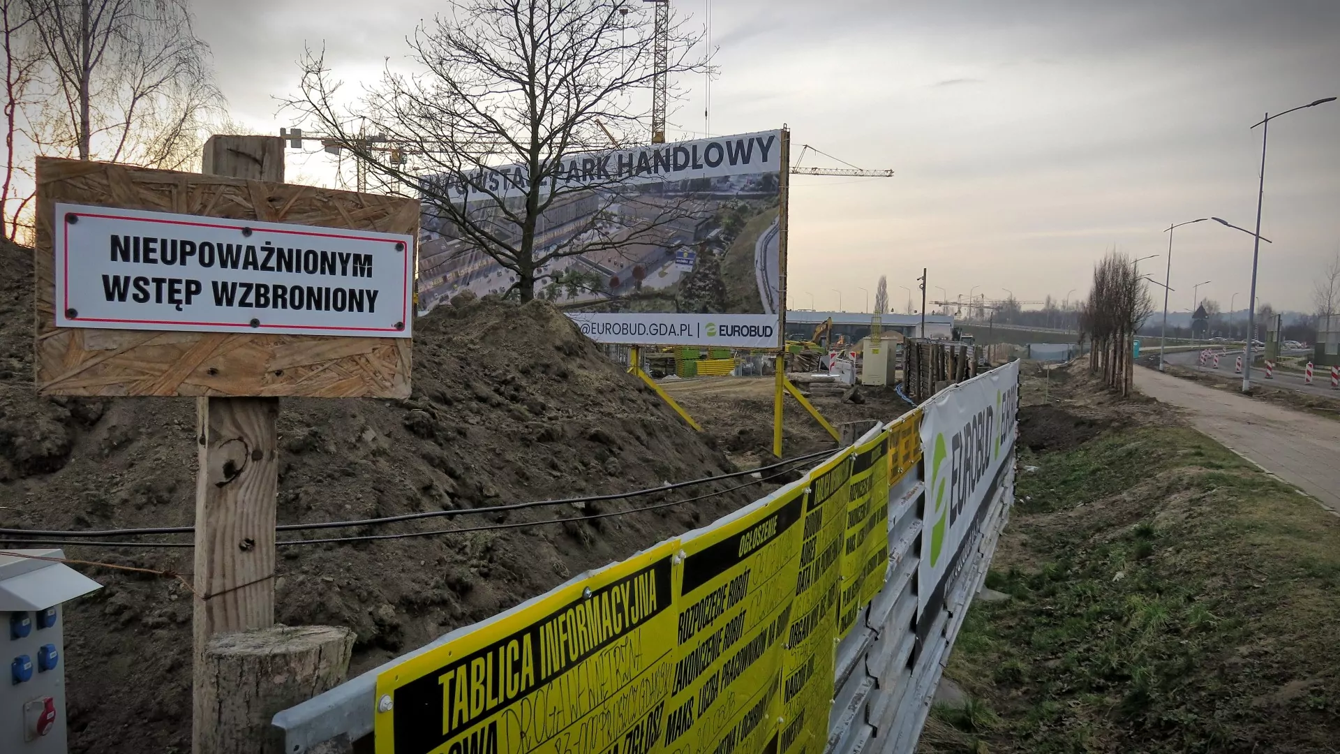 Budowa centrum handlowego w Pruszczu Gdańskim wychodzi z ziemi (FOTO: canva.com)