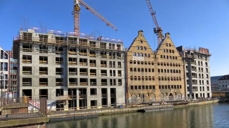 Spichlerze Groddeck w Gdańsku już otoczone nowymi gigantami (FOTO: wbjamszpile.pl)