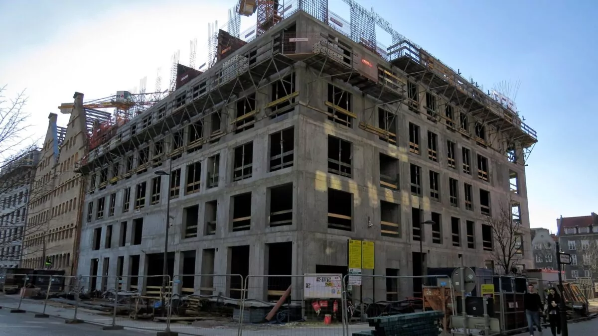 Spichlerze Groddecka w Gdańsku już otoczone nowymi gigantami (FOTO: wbjamszpile.pl)