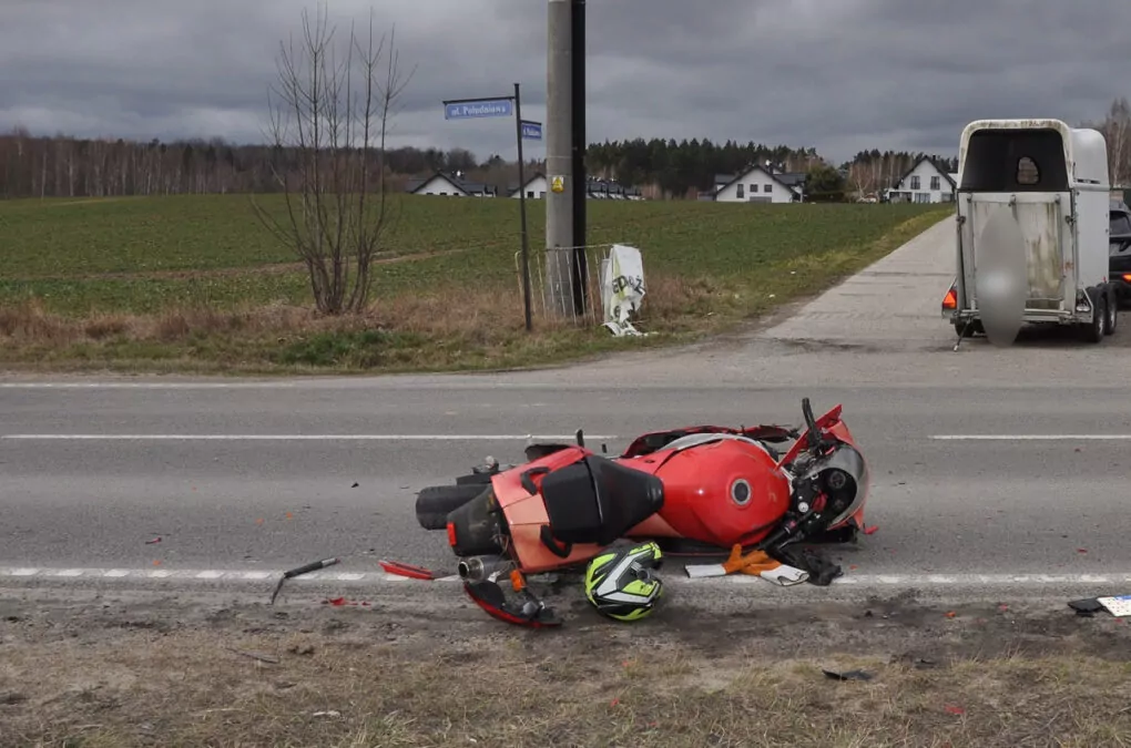 Motocyklista uderzył w przyczepkę – groźny wypadek pod Gdańskiem (FOTO: KPP Pruszcz Gdański)