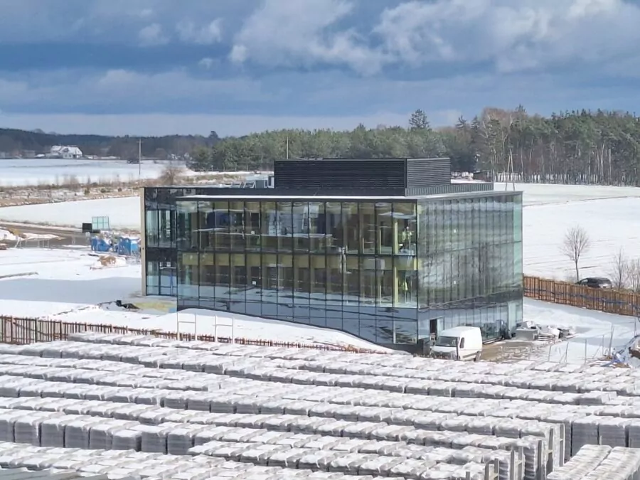 Drewno CLT i szkło. Zaskakujący biurowiec w sercu Kaszub (FOTO: APA Wojciechowski Architekci)
