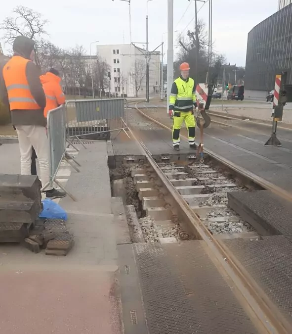 Po zapadlisku ani śladu. Tramwaje znowu pojadą 3-go Maja w Gdańska (FOTO: wbijamszpile.pl)