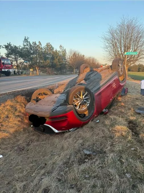 Dwa groźne wypadki na Pomorzu w godzinę (FOTO: KPP Kościerzyna)