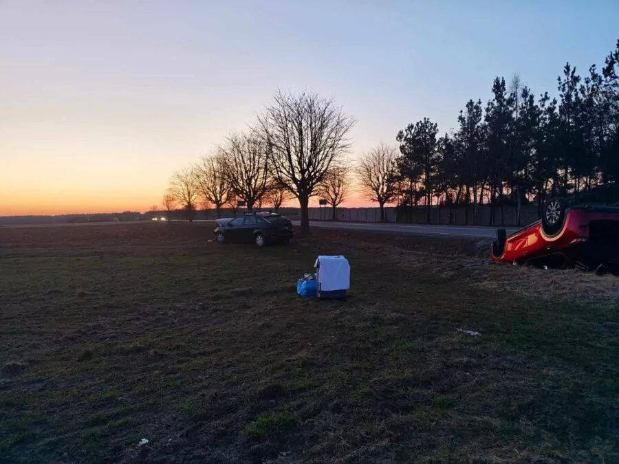Dwa groźne wypadki na Pomorzu w godzinę (FOTO: KPP Kościerzyna)