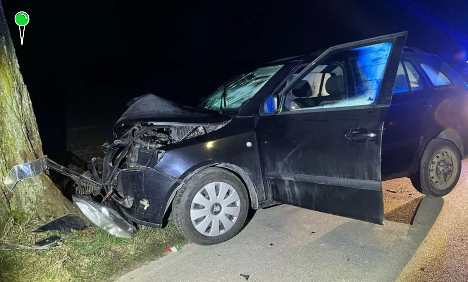 Pijana 37-latka rozbiła auto na drzewie pod Malborkiem (FOTO: KPP Malbork)