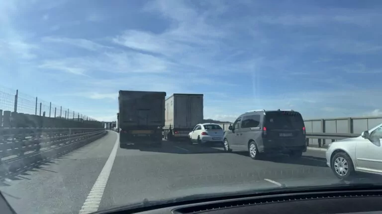 Ogromne korki do węzła Gdańsk Południe. Kierowcy stoją 30 minut (FOTO: czytelnik/wbijamszpile.pl)