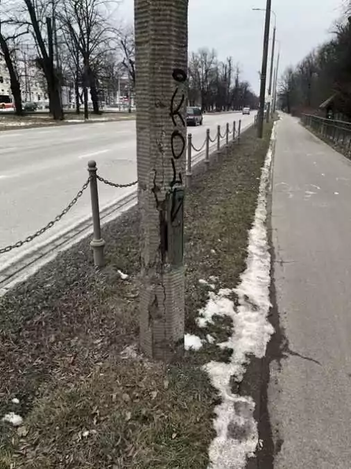 Latarnie na al. Zwycięstwa w Gdańsku w fatalnym stanie (FOTO: czytelnik/wbijamszpile.pl)