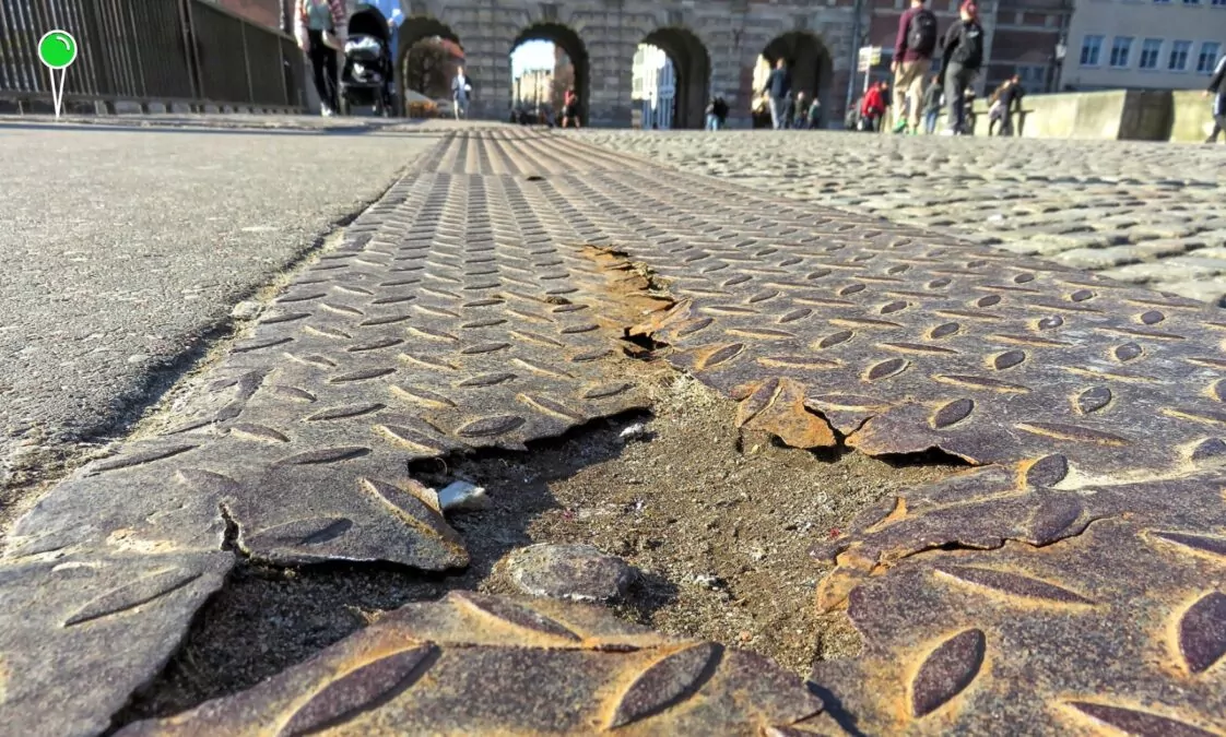 Skandaliczna estetyka Zielonego Mostu w Gdańsku (FOTO: wbijamszpile.pl)