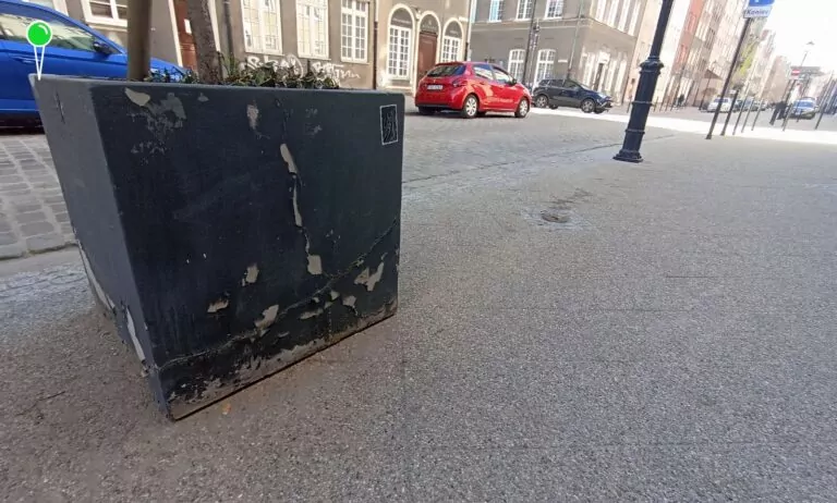 Obdrapane donice i pety – tak wygląda zazielenianie Ogarnej w Gdańsku IFOTO: bijamszpile.pl)