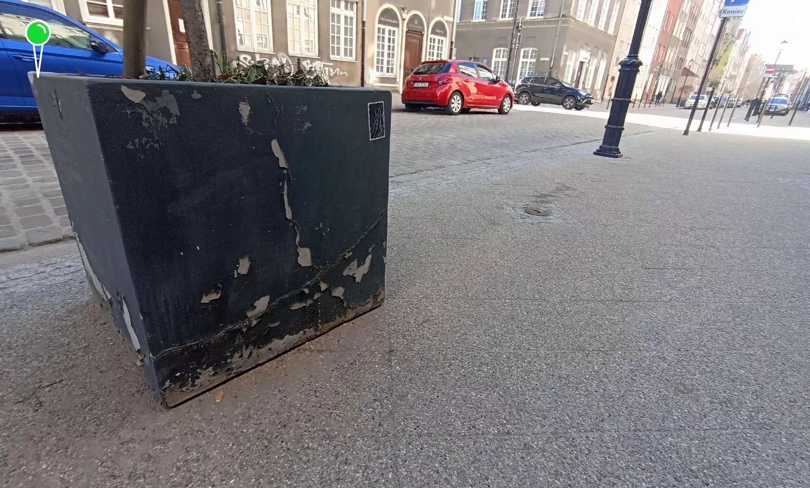 Obdrapane donice i pety – tak wygląda zazielenianie Ogarnej w Gdańsku IFOTO: bijamszpile.pl)