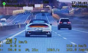 Jechał 220 km/h bez prawa jazdy! Pirat na Trasie Kaszubskiej (FOTO: KMP Gdynia)