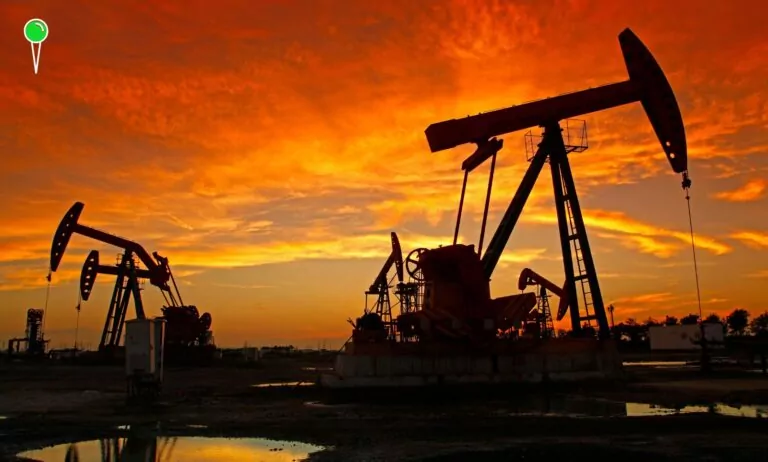 Ceny ropy spadają, ale Trump nakłada cła. Co to oznacza? (FOTO: canva)