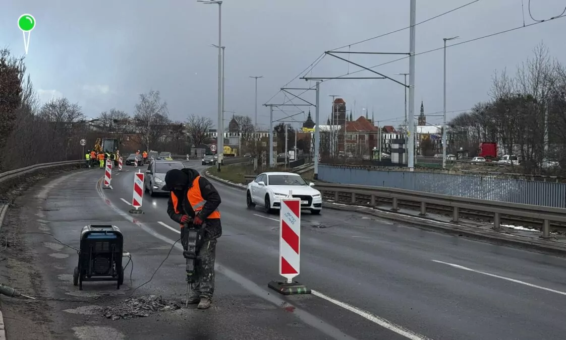 Zwężenie al. Armii Krajowej w Gdańsku stało się faktem. Budowa rowerostrady (FOTO: Robert Kwiatek)