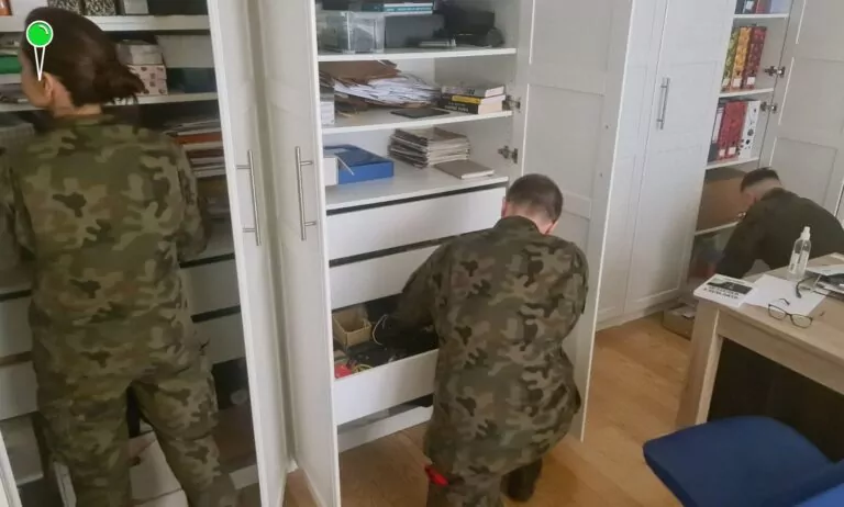 Akcja Żandarmerii Wojskowej w domu u znanej dziennikarki (FOTO: canva.com)