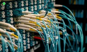 Generalny wykonawca uspokaja – światłowód w Chwaszczynie realizowany jest zgodnie z harmonogramem (FOTO: canva)