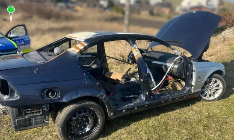 BMW bez szyb i drzwi na drodze. Policja nie mogła uwierzyć (FOTO: KPP Starogard Gdański)