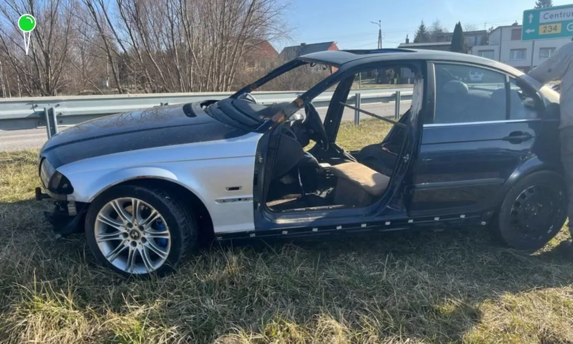 BMW bez szyb i drzwi na drodze. Policja nie mogła uwierzyć (FOTO: KPP Starogard Gdański)