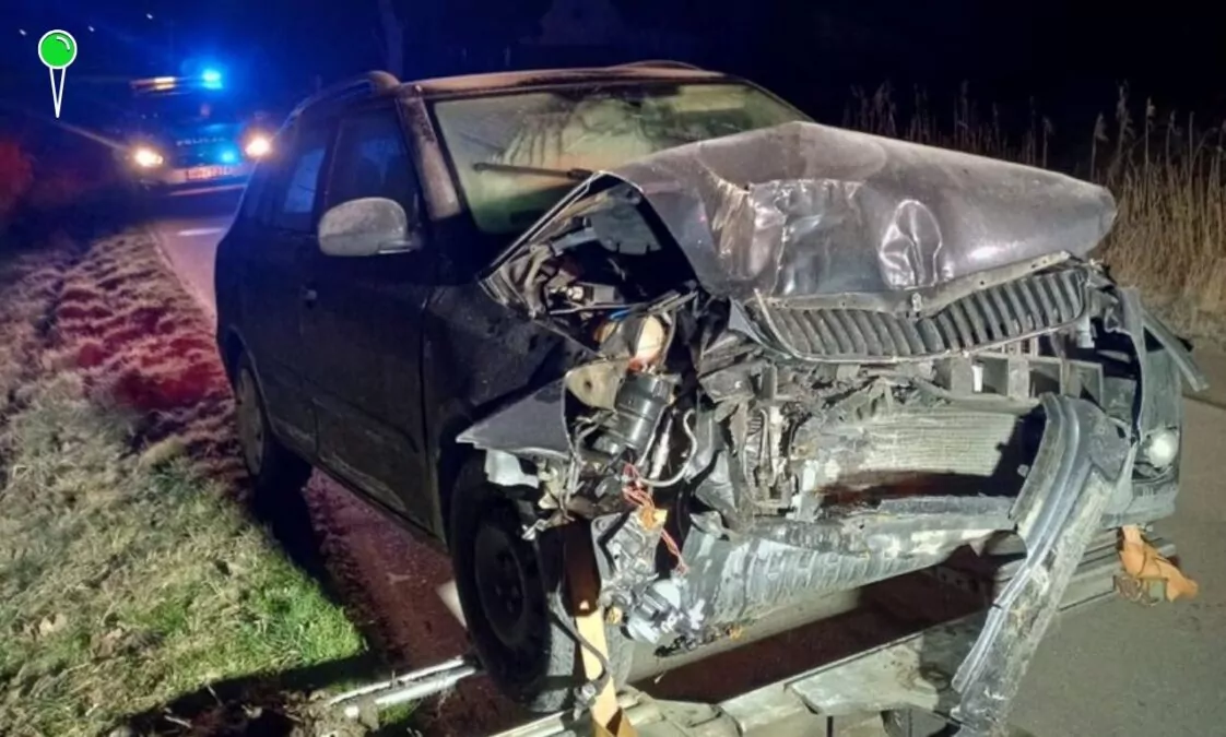 Pijana 37-latka rozbiła auto na drzewie pod Malborkiem (FOTO: KPP Malbork)