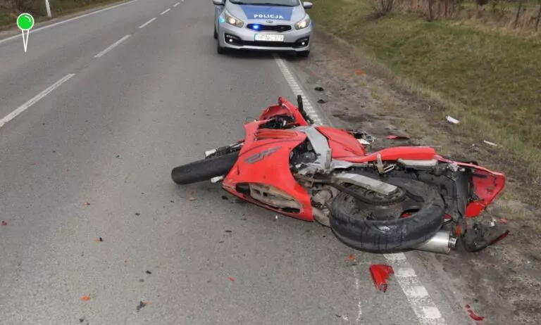 Motocyklista uderzył w przyczepkę – groźny wypadek pod Gdańskiem (FOTO: KPP Pruszcz Gdański)