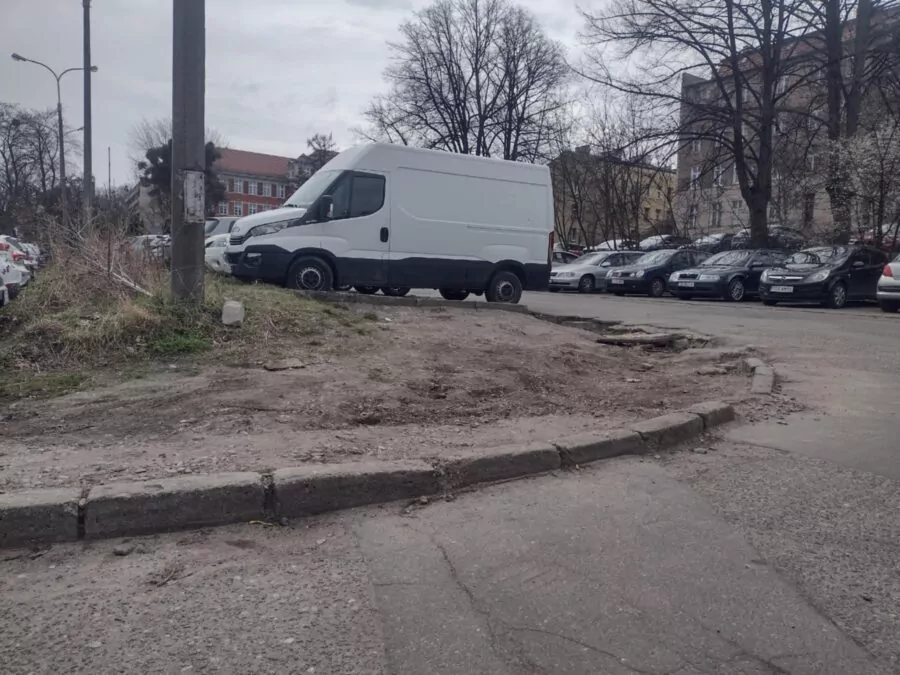 Czytelnik: księżycowy krajobraz przy urzędzie w Gdańsku (FOTO: czytelnik)