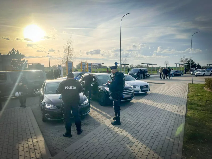 Policja udaremnia ustawkę pseudokibiców na autostradzie A1 (FOTO: KWP Gdańsk)
