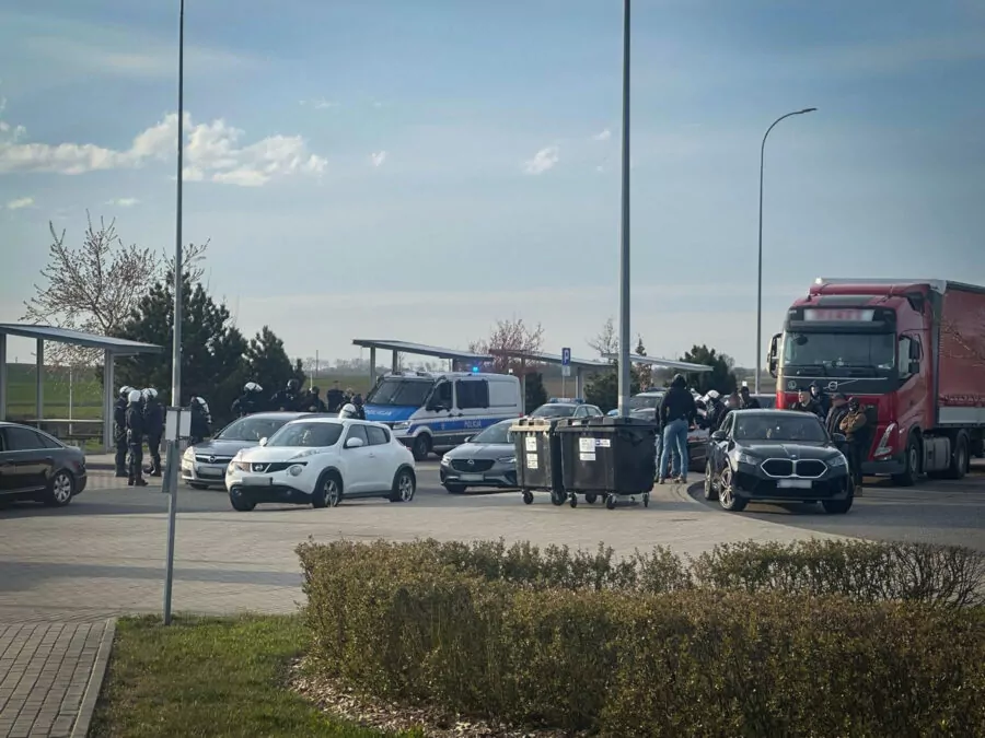 Policja udaremnia ustawkę pseudokibiców na autostradzie A1 (FOTO: KWP Gdańsk)