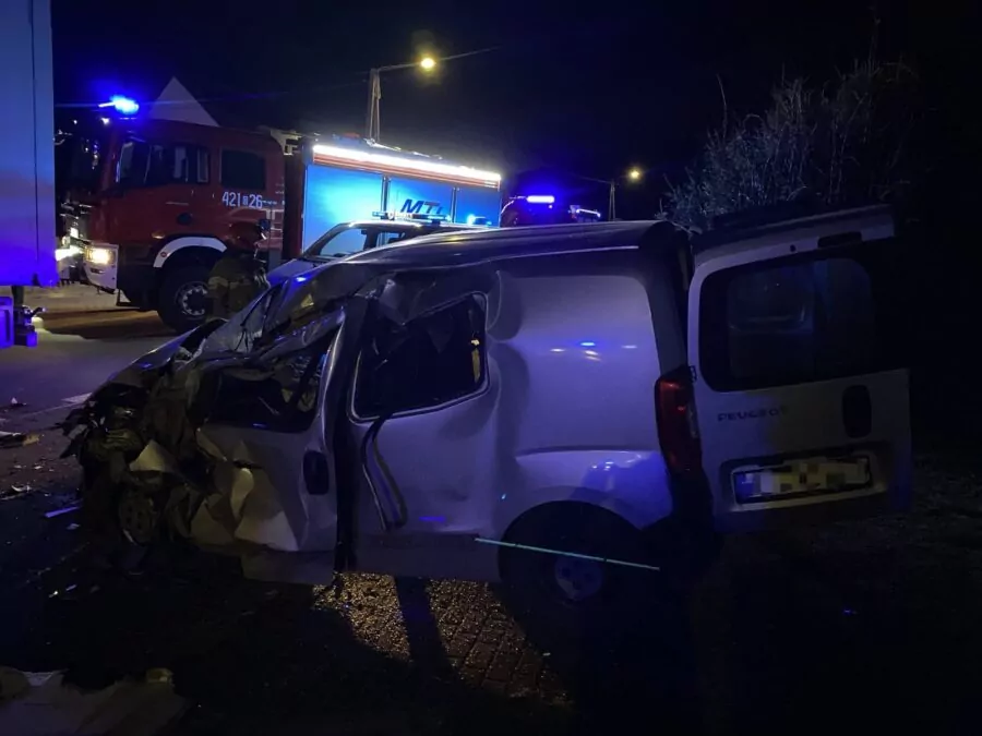 Nocny wypadek na DK 25 w miejscowości Gwieździn pod Człuchowem (FOTO: KP PSP Człuchów)