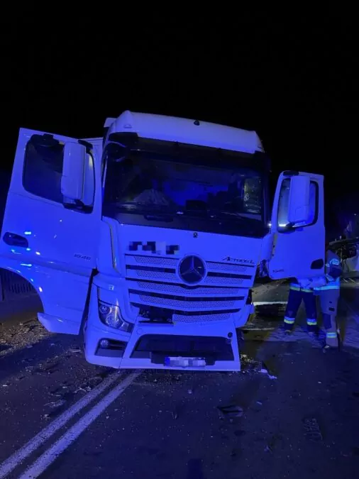 Nocny wypadek na DK 25 w miejscowości Gwieździn pod Człuchowem (FOTO: KP PSP Człuchów)