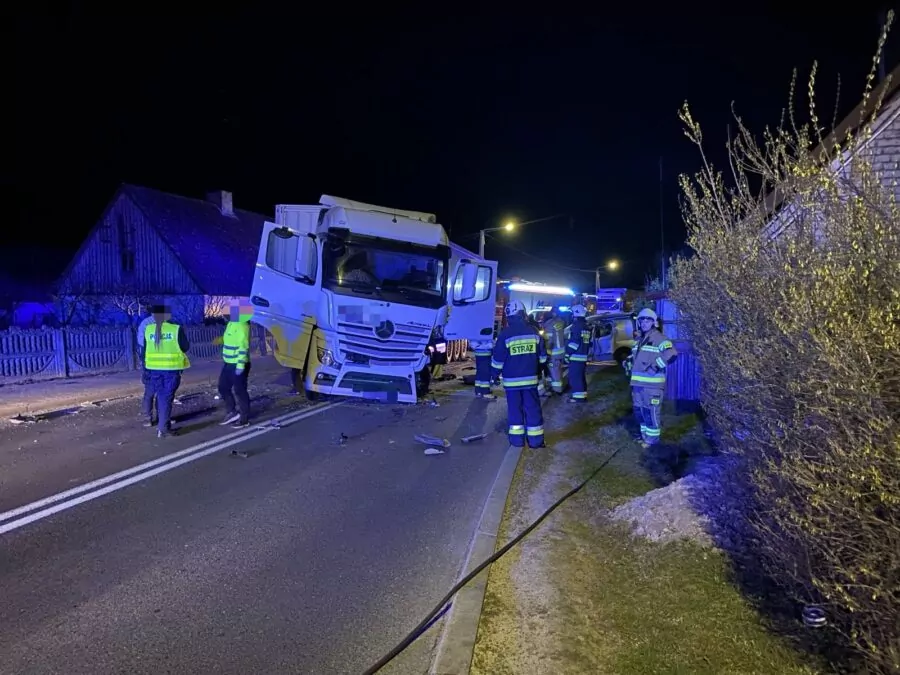 Nocny wypadek na DK 25 w miejscowości Gwieździn pod Człuchowem (FOTO: KP PSP Człuchów)