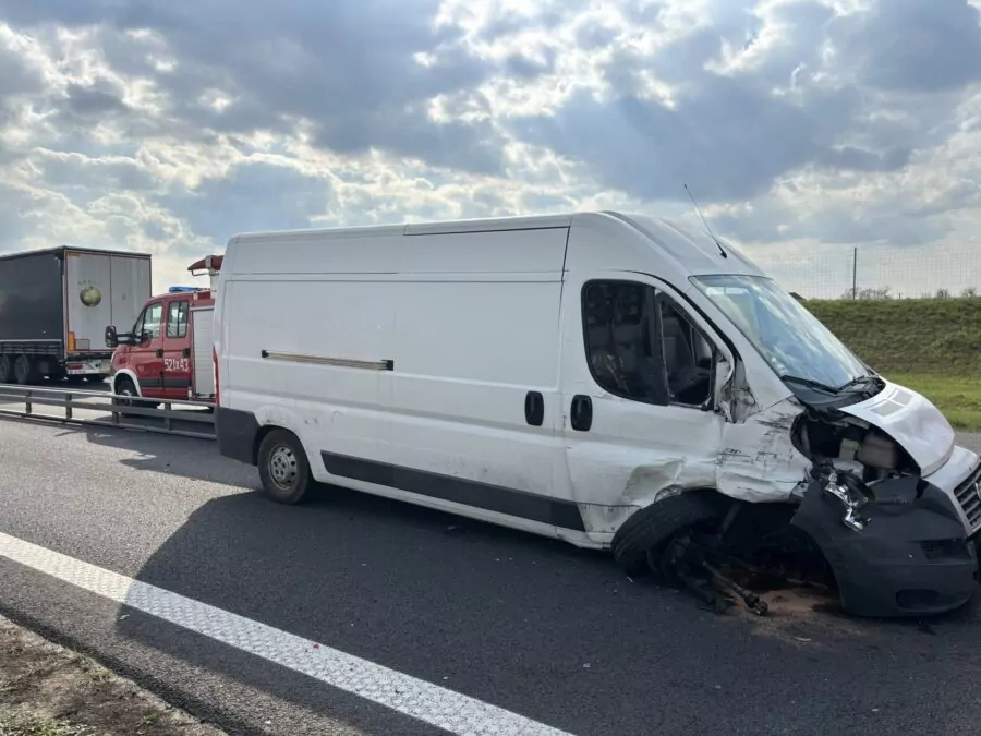 Wypadek na autostradzie A1 pod Kopytkowem (FOTO: Ochotnicza Straż Pożarna Smętowo Graniczne)