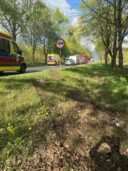 Wypadek na DK 22. Luksusowe porsche w rowie (FOTO: KPP Człuchów)