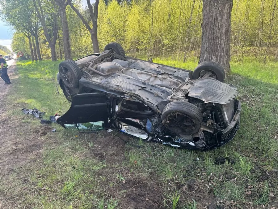 Wypadek na DK 22. Luksusowe porsche w rowie (FOTO: KPPSP Człuchów)