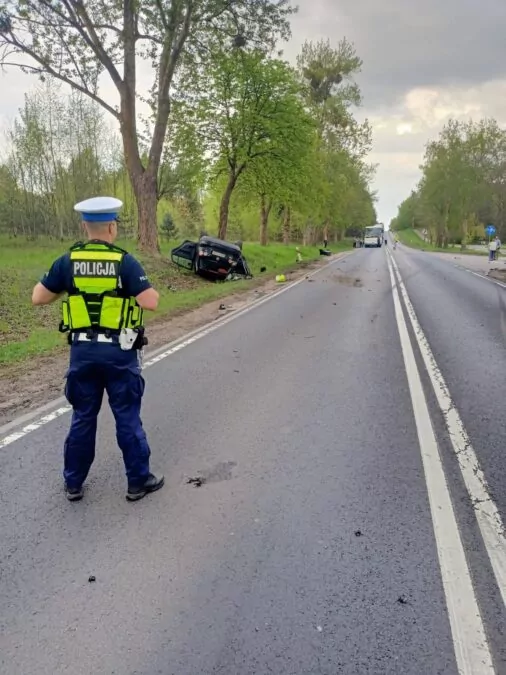 Wypadek na DK 22. Luksusowe porsche w rowie (FOTO: KPP Człuchów)