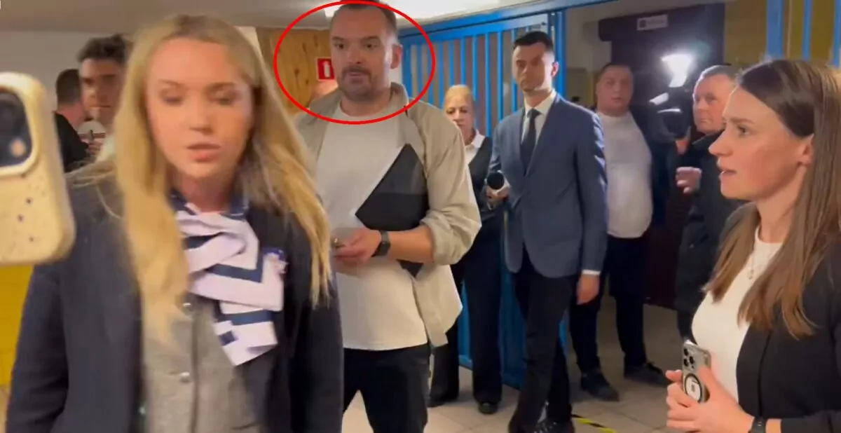 Michał Marcinkiewicz - "dziecko Nitrasa" za plecami Rafała Trzaskowskiego (@marcinfijolek/X)