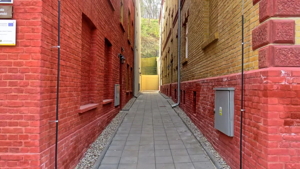 Ulica na Stoku w Gdańsku. Biskupia Górka w Gdańsku. Kompleksowa odnowa zabytkowej części miasta (FOTO: wbijamszpile.pl) 