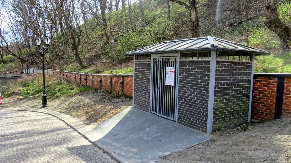 Ulica na Stoku w Gdańsku. Biskupia Górka w Gdańsku. Kompleksowa odnowa zabytkowej części miasta (FOTO: wbijamszpile.pl) 