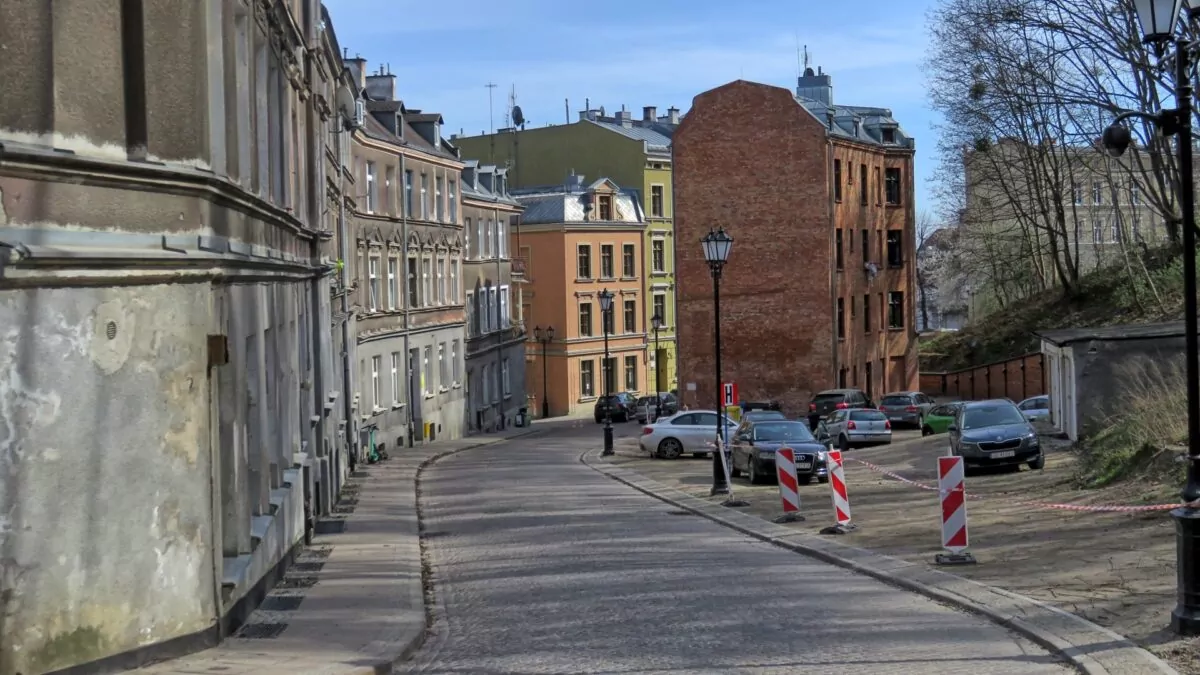 Ulica na Stoku w Gdańsku. Biskupia Górka w Gdańsku. Kompleksowa odnowa zabytkowej części miasta (FOTO: wbijamszpile.pl) 