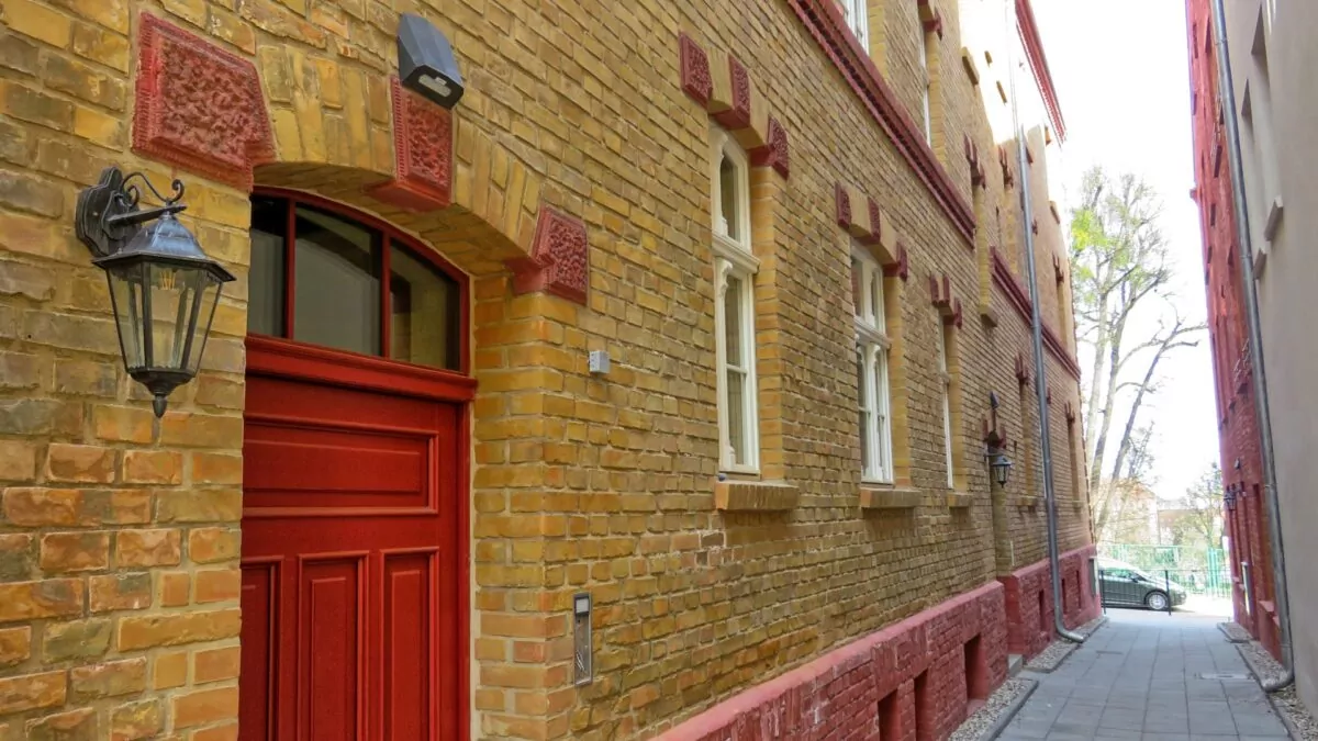 Ulica na Stoku w Gdańsku. Biskupia Górka w Gdańsku. Kompleksowa odnowa zabytkowej części miasta (FOTO: wbijamszpile.pl) 